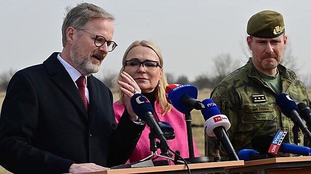 Ministryně obrany Jana Černochová, premiér Petr Fiala a náčelník generálního štábu Karel Řehka při návštěvě žateckých kasáren (12. března 2024)