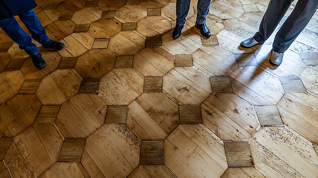 V císařském pokoji a malé jídelně jsou zrestaurované původní podlahy, zřejmě z dob Piccolominiů.