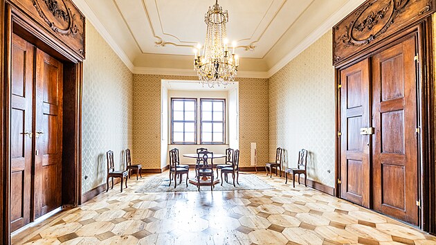 Císařský pokoj a malá jídelna získaly nové tapety. Obnovené jsou historické stropy.