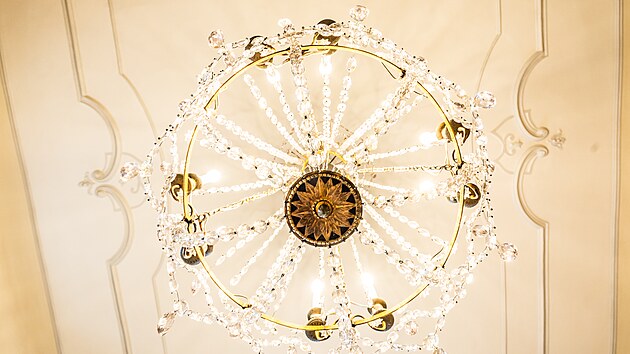 Lustr v malé jídelně na náchodském zámku