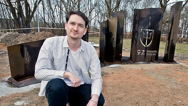 Architekt David Foud, autor nového pomníku 97. pěší divize americké armády, který stojí v parčíku u Křimické ulice v Plzni-Skvrňanech. (12. března 2025)
