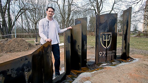 Architekt David Foud, autor nového pomníku 97. pěší divize americké armády, který stojí v parčíku u Křimické ulice v Plzni-Skvrňanech. (12. března 2025)