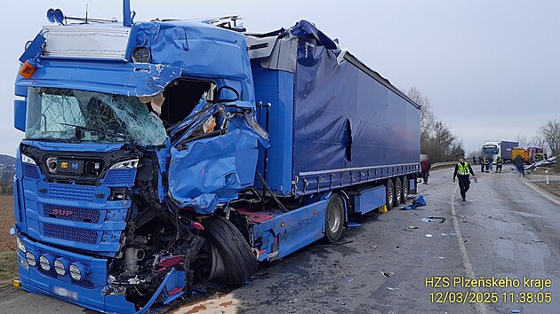Nehoda dvou kamionů zastavila provoz mezi Černicemi a Štěnovicemi. Jeden z vozů skončil v příkopu. (12. března 2025)