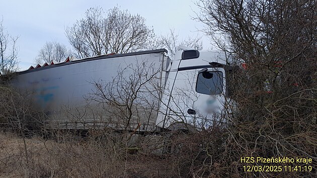 Nehoda dvou kamionů zastavila provoz mezi Černicemi a Štěnovicemi. Jeden z vozů skončil v příkopu. (12. března 2025)