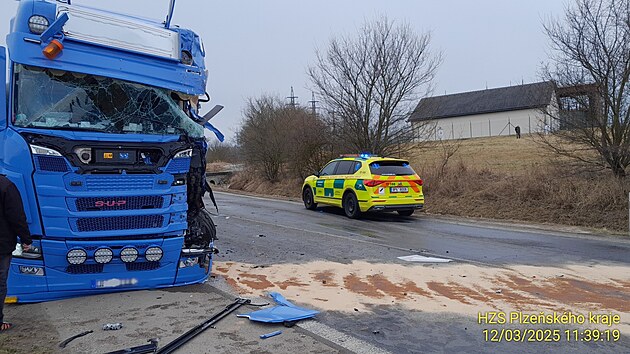 Nehoda dvou kamionů zastavila provoz mezi Černicemi a Štěnovicemi. Jeden z vozů skončil v příkopu. (12. března 2025)