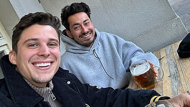 Zpěváci Sebastian Navrátil a Mirai Navrátil na pivu (19. listopadu 2024)