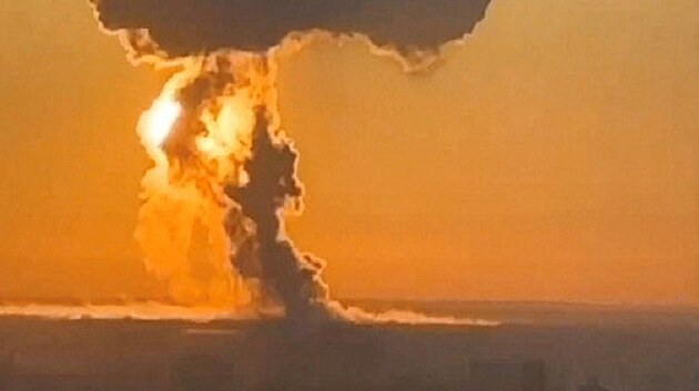 Sloup dýmu nad ruskou leteckou základnou Engels (20. března 2025)