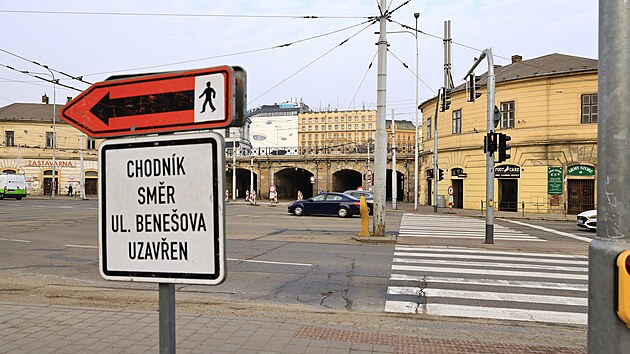 Kvůli opravě viaduktu se pěší dostanou k brněnskému hlavnímu nádraží pouze pod jeho levou částí ve směru od Křenové ulice.
