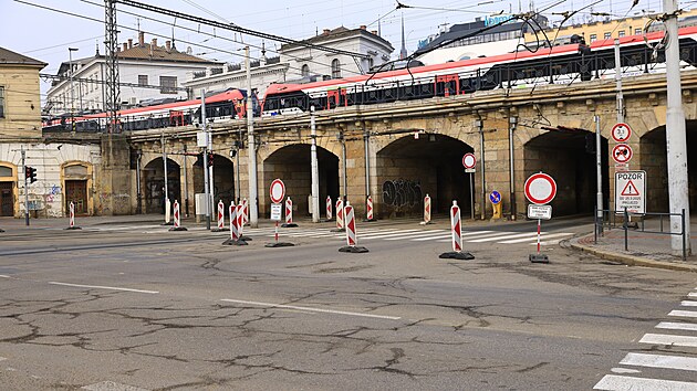 U hlavního nádraží v Brně začalo v úterý ráno velké omezení pro pěší a MHD. Důvodem je oprava železničního viaduktu v jeho bezprostřední blízkosti. (25. března 2025)