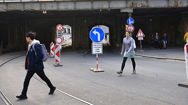 U hlavního nádraží v Brně začalo v úterý ráno velké omezení pro pěší a MHD. Důvodem je oprava železničního viaduktu v jeho bezprostřední blízkosti. (25. března 2025)