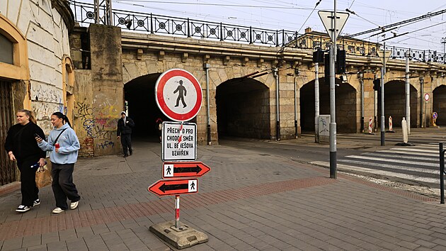 Trolejbusy linek 31 a 33 kvůli opravě železničního viaduktu končí dočasně v ulici Rumiště. Zbytek cesty k hlavnímu nádraží v Brně musí lidé dojít pěšky.