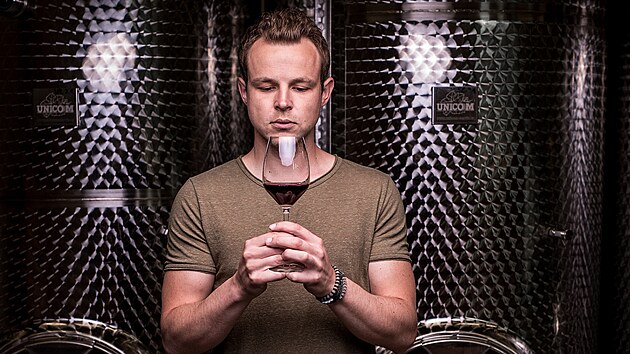 Roman Fabig dovedl své vinařství k úspěchu, zaplatil za to však vysokou cenu.... Roman Fabig dovedl své vinařství k úspěchu, zaplatil za to však vysokou cenu....