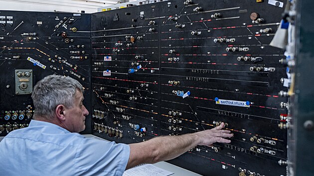 Kryt vznikl spolu se stávající budovou smíchovského nádraží v 50. letech 20. století. Od povodní v roce 2002 už zde jen rezne staré vybavení, například zařízení vzduchotechniky. Stejně starý je přístroj, kterým se ještě stále ovládá provoz na nádraží, a to pomocí spínačů. (21. března 2025)