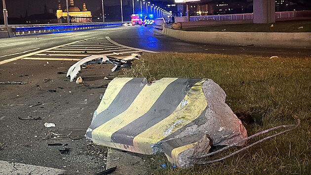 Na Nuselském mostě havarovalo auto a převrátilo se na střechu. (24. března 2025)