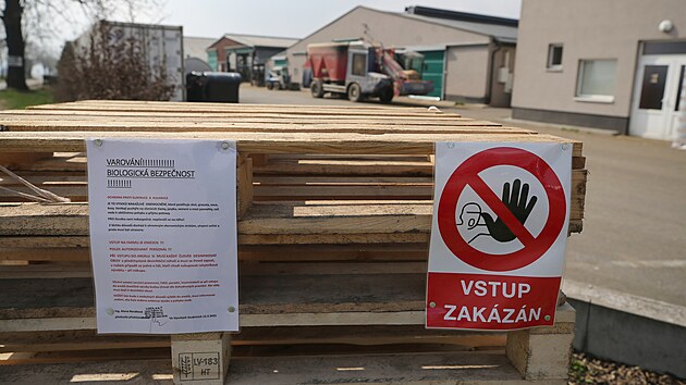 Podle předsedkyně představenstva farmy LUKA ve Vysokých Studnicích na Jihlavsku Aleny Novákové je obrovským rizikem přenos vzduchem. „Vítr nezastavíte. Tahle nákaza je pro krávy tím, čím byl covid pro člověka. Máme 1 800 kusů skotu, ohrožení je veliké,“ uvedla Nováková. (březen 2025)