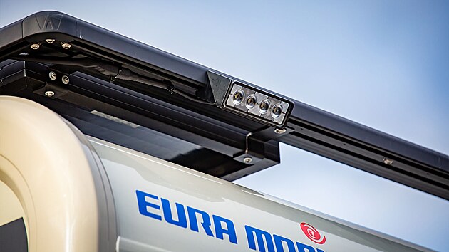 Eura Mobil Xtura XT 686 EF, k expedičním autům patří výkonné doplňkové osvětlení.
