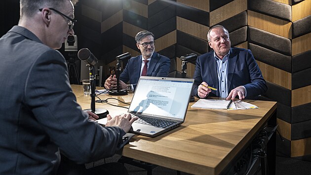 Hosté pořadu Rozstřel jsou Dušan Kunovský, ředitel Central Group a Daniel Ryšávka (uprostřed), ředitel Státního fondu podpory investic.