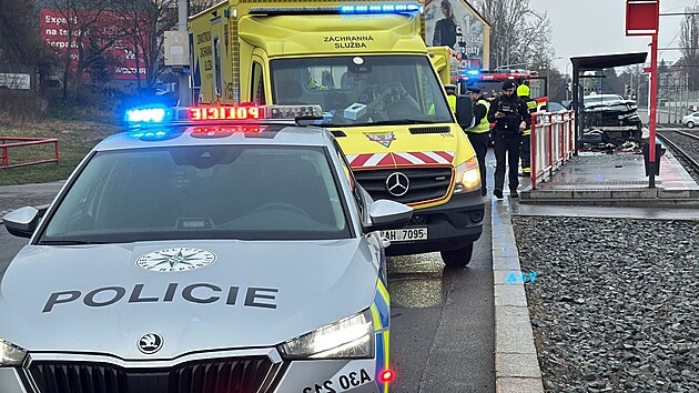 Pražští hasiči zasahují u nehody vozidla, které najelo na tramvajovou zastávku. (23. března 2025)