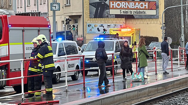 Pražští hasiči zasahují u nehody vozidla, které najelo na tramvajovou zastávku. (23. března 2025)