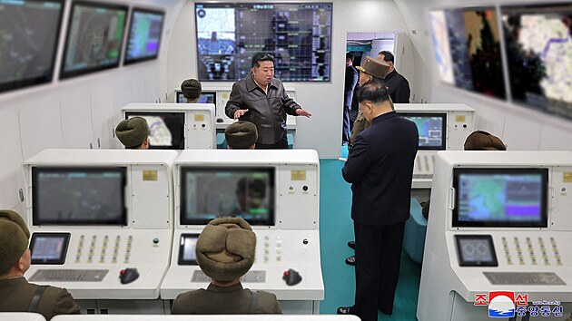 Na nedatovaném snímku, který 27. března 2025 zveřejnila oficiální severokorejská Korejská ústřední tisková agentura (KCNA), si severokorejský vůdce Kim Čong-un prohlíží nově vyvinuté průzkumné a zpravodajské nástroje a systém elektronického útoku na neznámém místě v Severní Koreji.