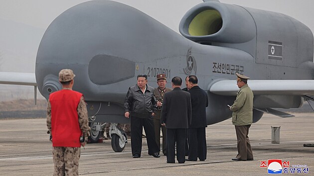 Nedatovaná fotografie zveřejněná oficiální severokorejskou ústřední tiskovou agenturou 27. března 2025 ukazuje severokorejského vůdce Kim Čong-una (2. zleva), jak si na neznámém místě v Severní Koreji prohlíží zřejmě velký průzkumný dron.