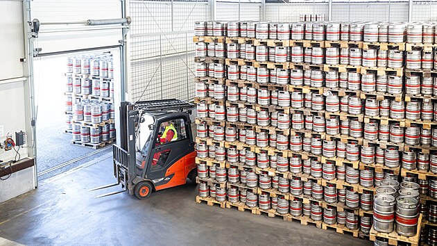 Svijanský pivovar má novou stáčecí linku, která naplní až 240 sudů za hodinu. (20. března 2025)