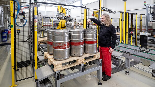 Svijanský pivovar má novou stáčecí linku, která naplní až 240 sudů za hodinu. (20. března 2025)