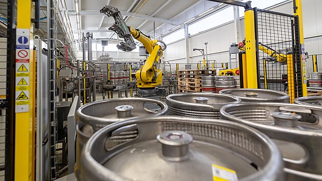 Svijanský pivovar má novou stáčecí linku, která naplní až 240 sudů za hodinu. (20. března 2025)