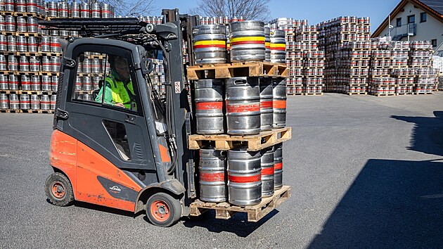 Svijanský pivovar má novou stáčecí linku, která naplní až 240 sudů za hodinu. (20. března 2025)