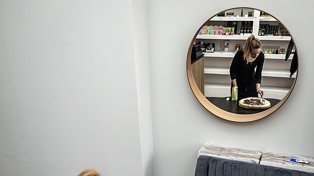 V liberecké pizzerii připravují dubajskou pizzu. (24. března 2025)