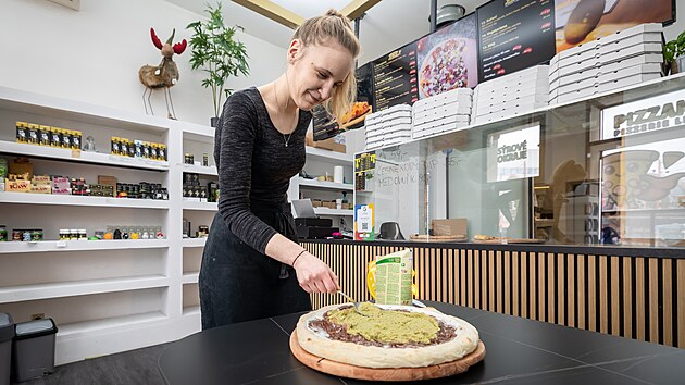 V liberecké pizzerii připravují dubajskou pizzu. (24. března 2025)