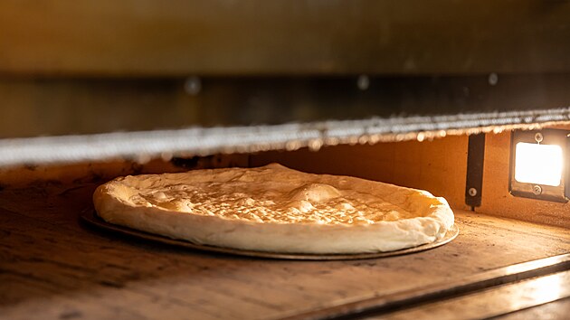 V liberecké pizzerii připravují dubajskou pizzu. (24. března 2025)
