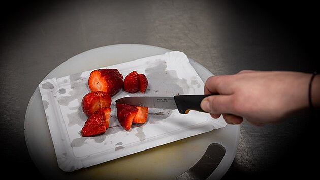 Součástí pizzy jsou i čerstvé jahody. (24. března 2025)