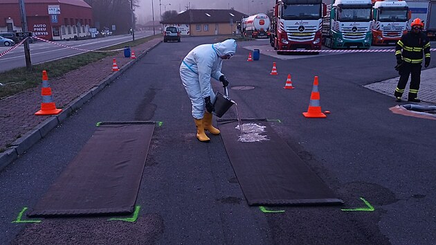 Na hraničním přechodu se Slovenskem ve Starém Hrozenkově instalovali profesionální hasiči dekontaminační stanoviště. Opatření k ochraně území před nebezpečím zavlečení nebezpečné nákazy slintavky a kulhavky ze Slovenské republiky zavedla Státní veterinární správa. (27. března 2025)