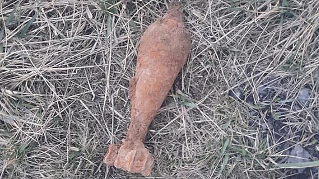 Druhoválečná munice nalezená na Opavsku. Nálezce dělostřeleckou minu přinesl k silnici, čímž podle odborníků dost riskoval. (25. března 2025)