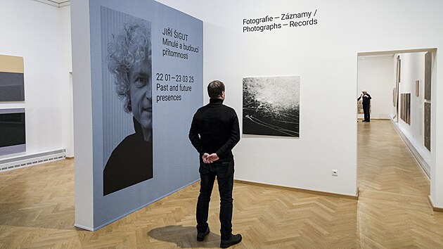 Jiří Šigut vystavoval svá díla na rozsáhlé výstavě s názvem Minulé a budoucí přítomnosti v Domě umění v Ostravě. (25. ledna 2025)