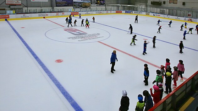 Zatím se tu prohání děti ze základních škol při hodinách bruslení, ale za pár dní už tady budou trénovat ty nejlepší hokejistky světa. Led na druhé ploše českobudějovické Budvar arény je už připravený na nadcházející šampionát.