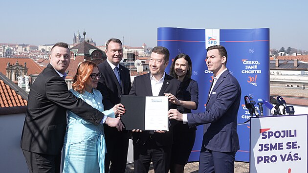 Politici SPD, Svobodných, Trikolory a PRO podepsali memorandum o spolupráci pro volby na podzim 2025.