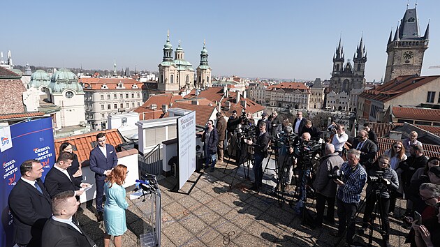 Politici SPD, Svobodných, Trikolory a PRO podepsali memorandum o spolupráci pro volby na podzim 2025. Novináře k tomu pozvali na střechu hotelu Rott v centru Prahy.