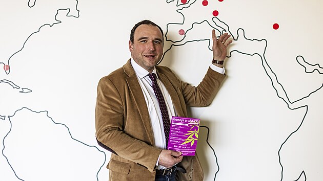 Václav Trojan je vedoucí Klinicko-farmakologické jednotky Mezinárodního centra klinického výzkumu Fakultní nemocnice u sv. Anny v Brně, kde vzniklo Cannabis Research Center, které se zaměřuje na komplexní výzkum léčebného konopí.