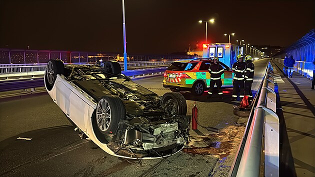 Na Nuselském mostě havarovalo auto a převrátilo se na střechu. (24. března 2025)