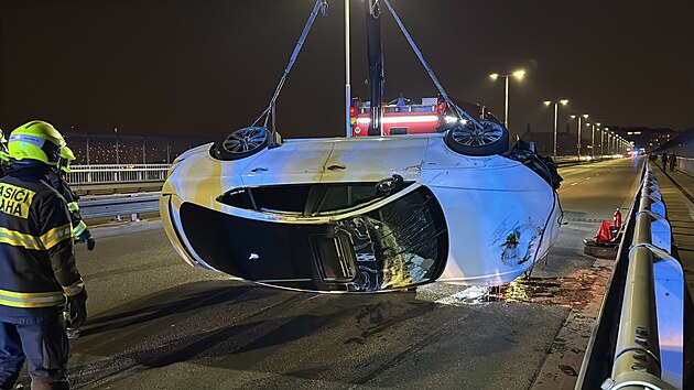 Na Nuselském mostě havarovalo auto a převrátilo se na střechu. (24. března 2025)