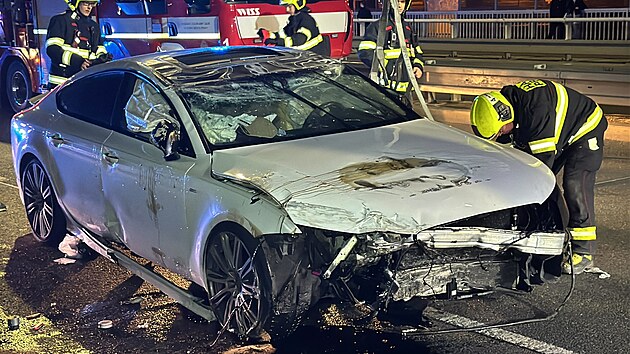 Na Nuselském mostě havarovalo auto a převrátilo se na střechu. (24. března 2025)