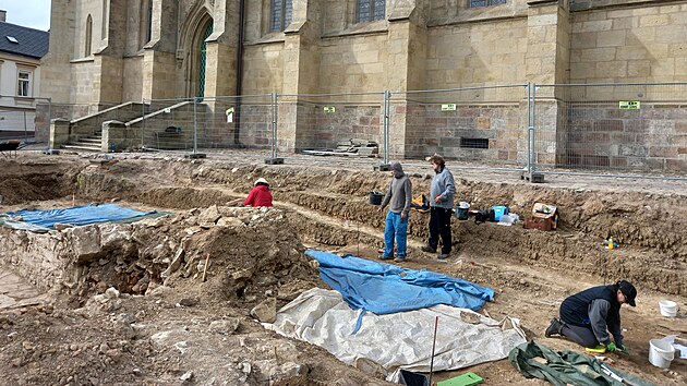 Archeologové před revitalizací náměstí Bohuslava Martinů v Poličce provádějí terénní výzkum.