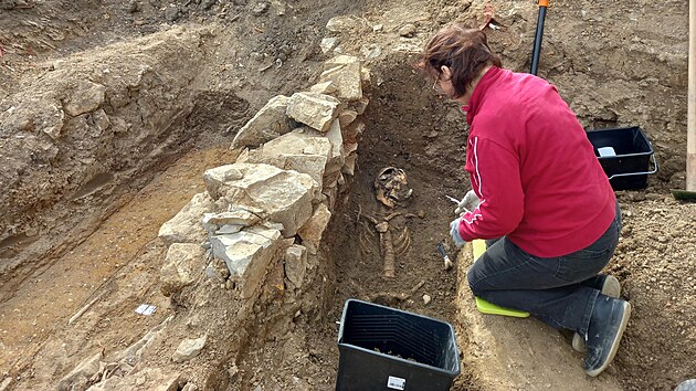Archeologové před revitalizací náměstí Bohuslava Martinů v Poličce provádějí terénní výzkum.