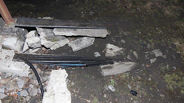 Poničené kabely zabezpečovacího zařízení.