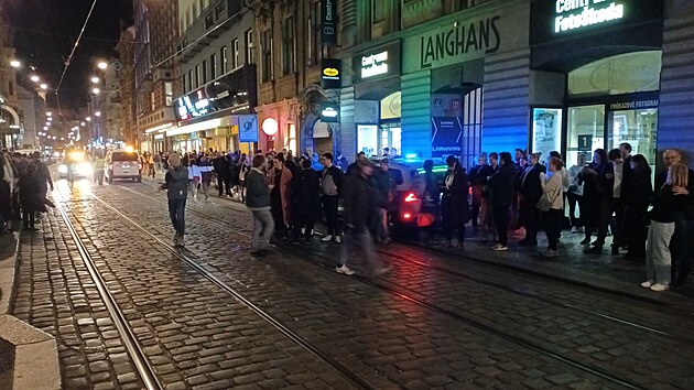 Evakuovaný dav před budovou Lucerny. (20. března 2025)