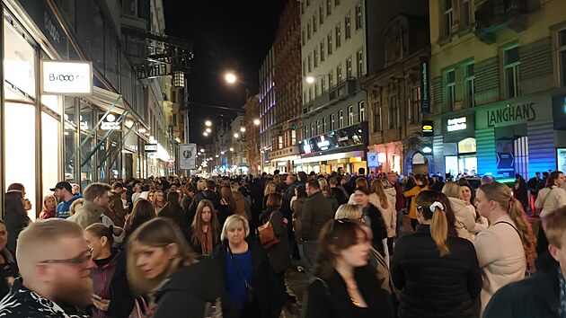 Evakuovaný dav před budovou Lucerny. (20. března 2025)