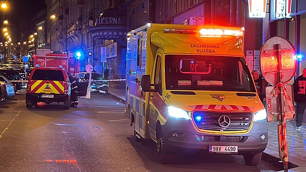 Zásah kvůli hlášené bombě před budovou Lucerny. (20. března 2025)