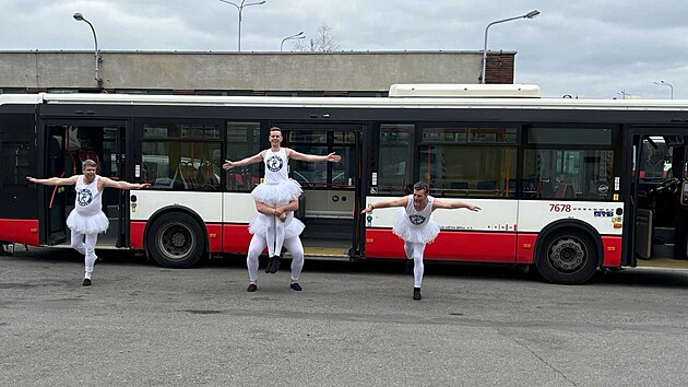 Řidiči brněnského dopravního podniku se představují jako baleťáci.